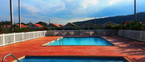 2 piscines extérieures