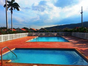 2 outdoor pools - Premium Vacation Rental (Kingston)