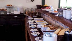 Una mesa de buffet con diversos alimentos y utensilios.