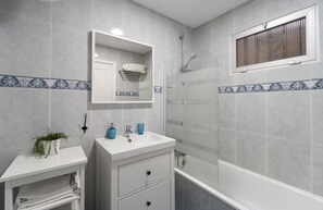 Deluxe Studio Suite, Balcony, Garden View | Bathroom | Bathtub, deep soaking tub, free toiletries, hair dryer - Minerva Suites by Kaarina (Benalmádena)