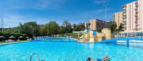 3 個室外泳池;泳池傘、躺椅