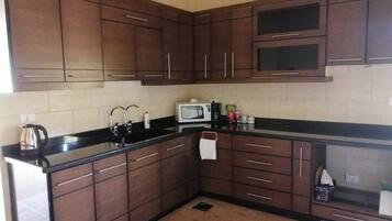 Huoneisto, 3 makuuhuonetta | Jaettu keittiö | Täysikokoinen jääkaappi, mikroaaltouuni, uuni, liesi