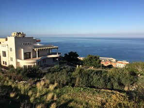 Un edificio moderno con un balcón curvo que ofrece vistas al mar.