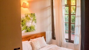 Edredón, cortinas blackout, wifi gratis y ropa de cama