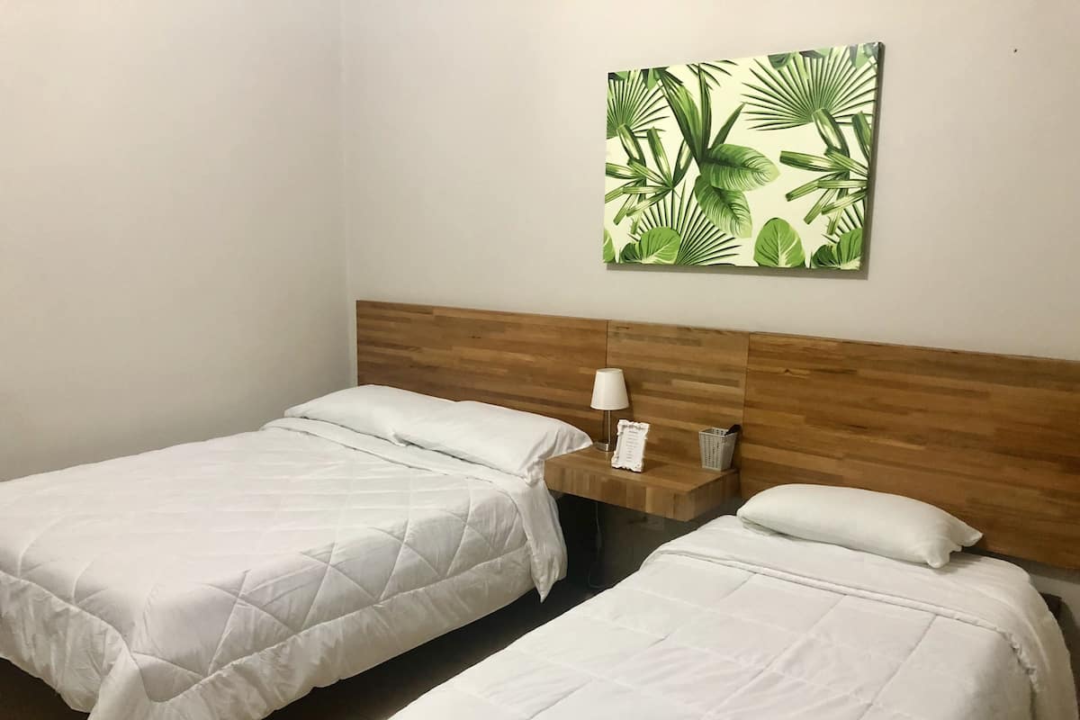 Tripla Comfort, letti multipli, vista giardino | Copriletto in piuma, tende oscuranti, Wi-Fi gratuito, lenzuola