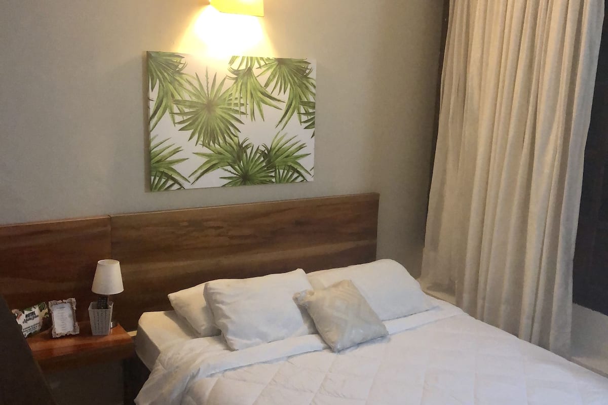Chambre Double Confort, 1 grand lit, vue ville | Couette en duvet d'oie, rideaux occultants, Wi-Fi gratuit, draps fournis