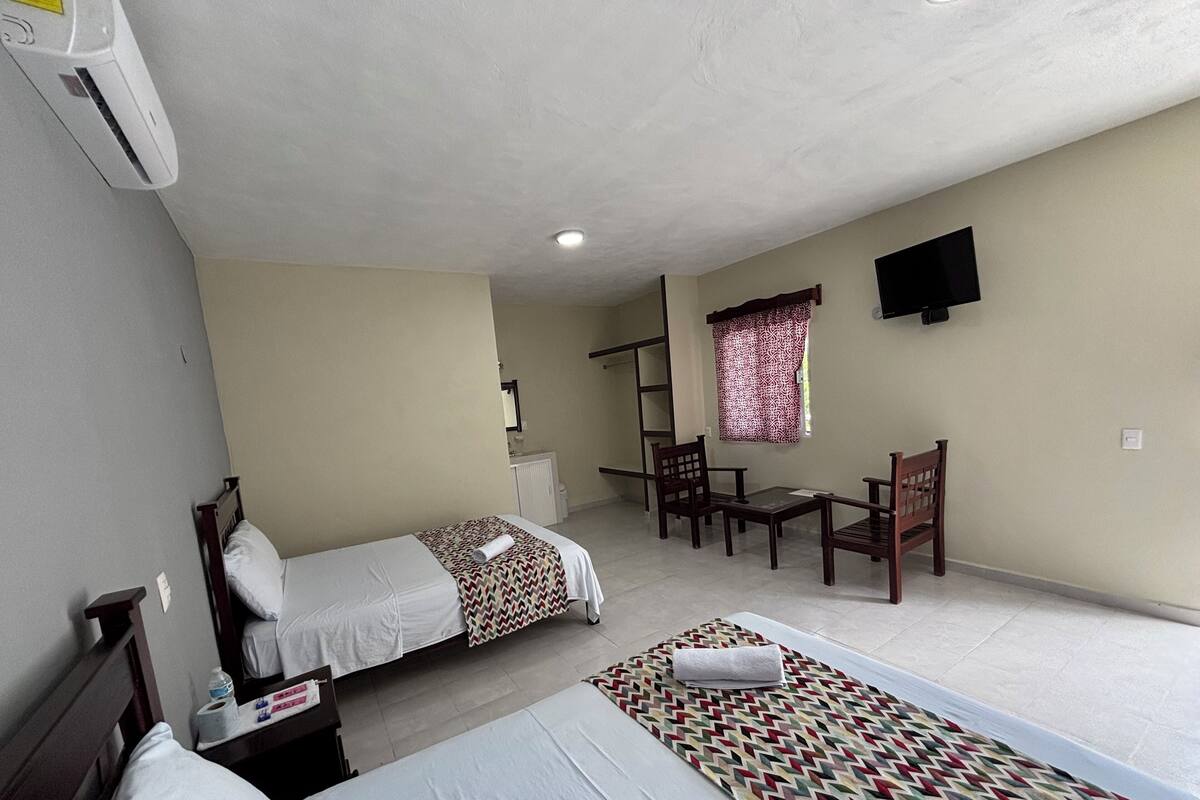 Habitación doble, 2 camas dobles | Wifi gratis