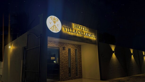 A hotel named 'Hotel Villacalamul' with a prominent sign and entrance. - Hotel Villa Calakmul (Calakmul)