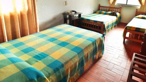 Family Room | In-room safe, iron/ironing board (on request), WiFi (free), bed sheets - Hotel Abril (San Gil)