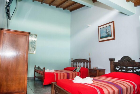 Quadruple Room | In-room safe, iron/ironing board, free WiFi, bed sheets
