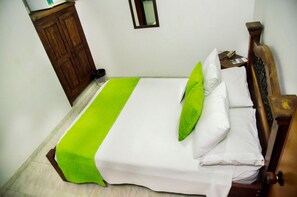 Double Room | In-room safe, iron/ironing board, free WiFi, bed sheets