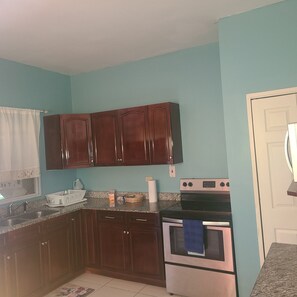 Full-sized fridge, microwave, oven, stovetop