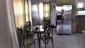 Comfort Townhome | Private kitchen - Nique's Place (Runaway Bay)