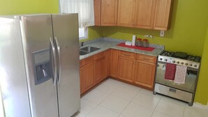 Comfort Townhome | Private kitchen - Nique's Place (Runaway Bay)