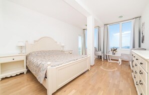 7 bedrooms, in-room safe, free WiFi, bed sheets