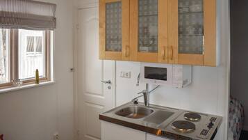 Réfrigérateur, micro-ondes, plaque de cuisson, cafetière/bouilloire