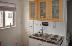 Frigorífic, microones, placa de cuina i cafetera i tetera 