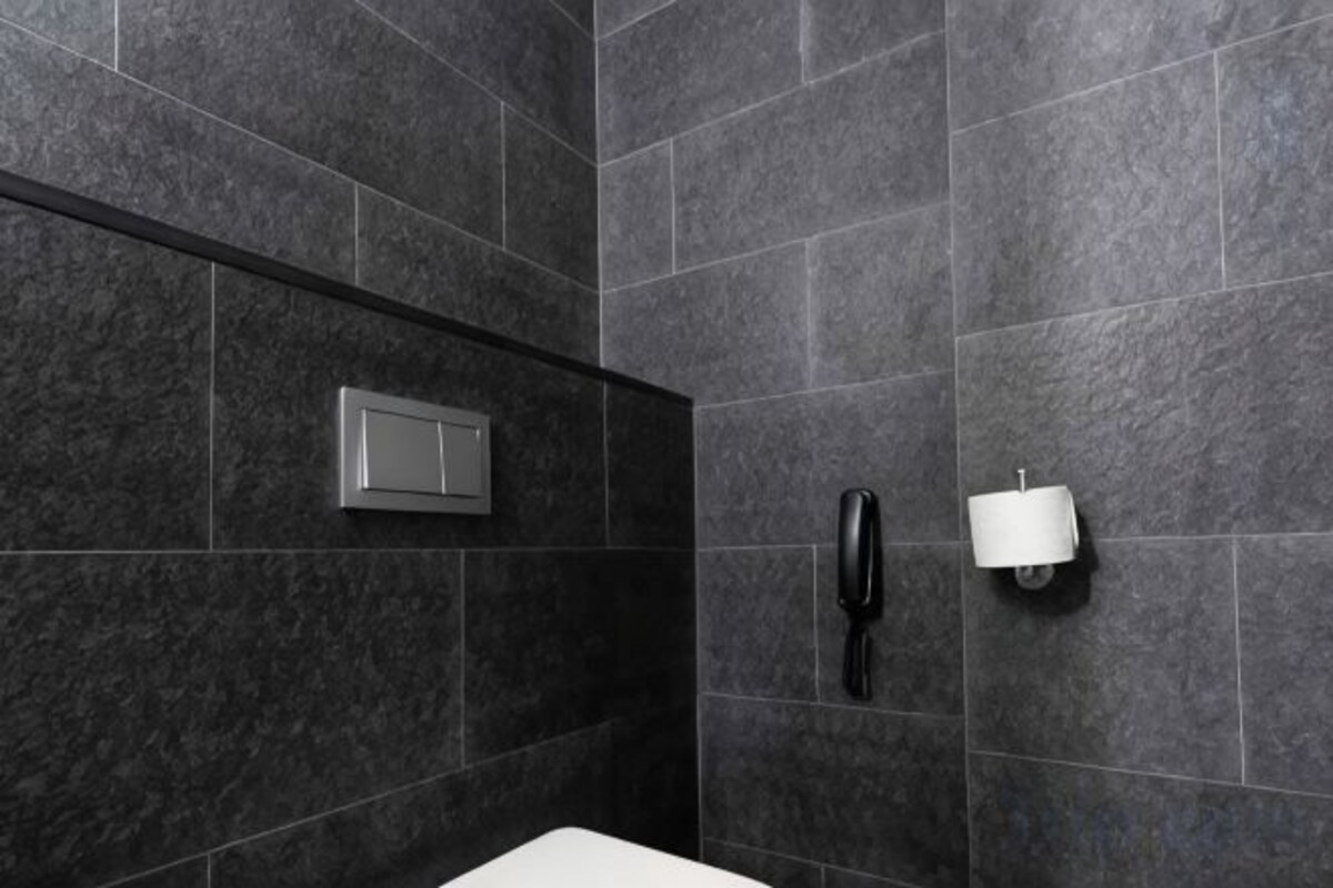 Shower, rainfall showerhead, free toiletries, hair dryer