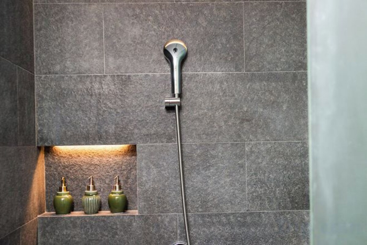 Badezimmer | Dusche, Regendusche, kostenlose Toilettenartikel, Haartrockner