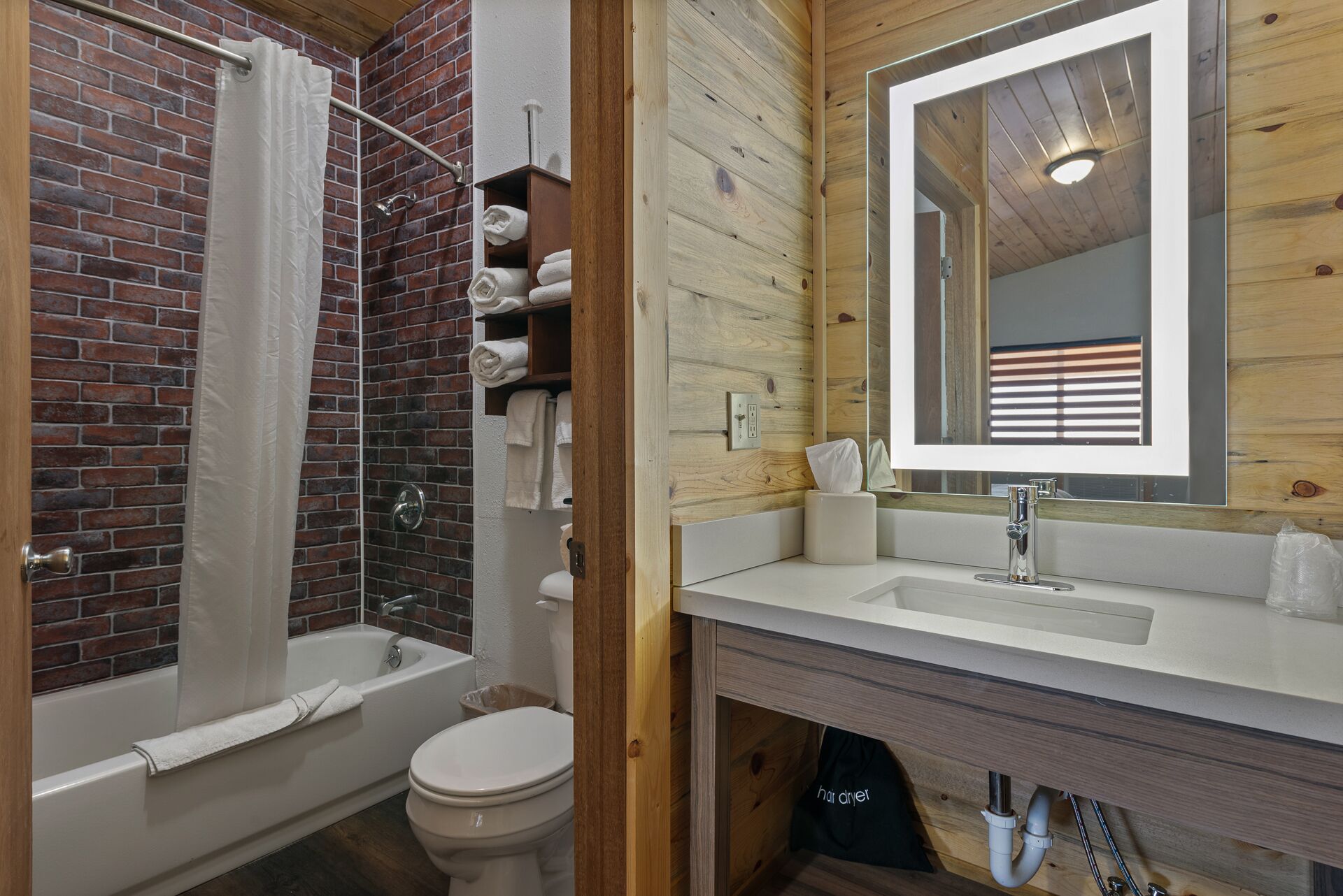 Tweepersoonskamer, en-suite badkamer, uitzicht op park (Deluxe Plus) | Badkamer | Een bad/douchecombinatie, handdoeken