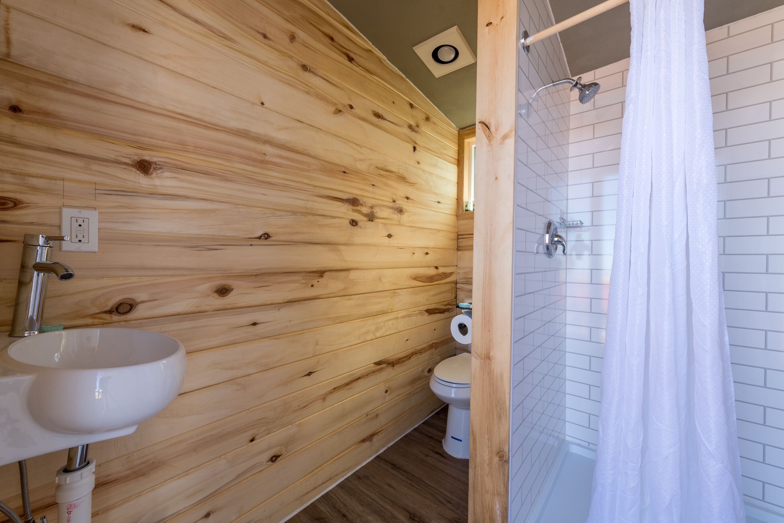 comfort tent | bathroom | combined shower/bathtub, towels