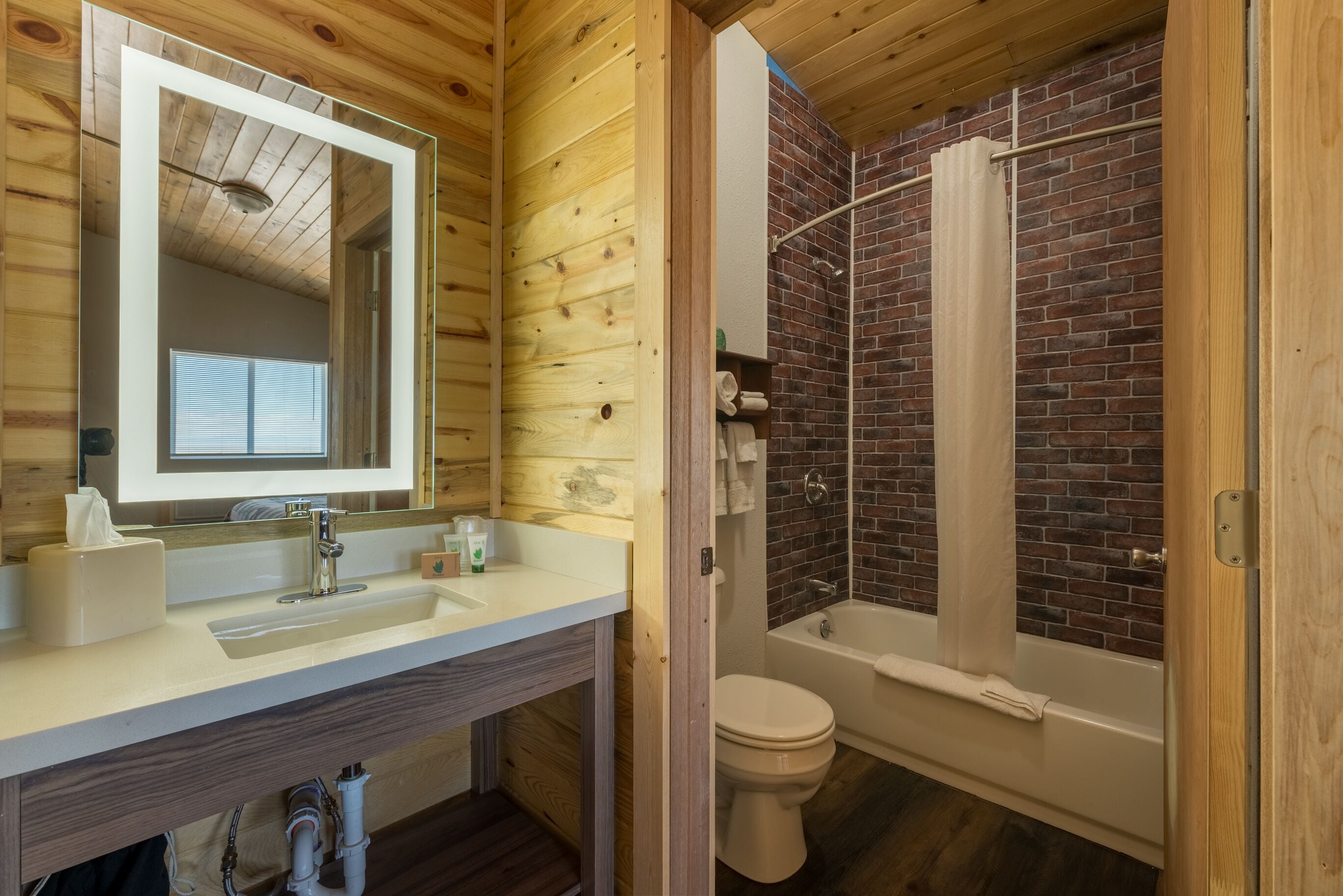 deluxe studio suite, 1 bedroom | bathroom | combined shower/bathtub, towels