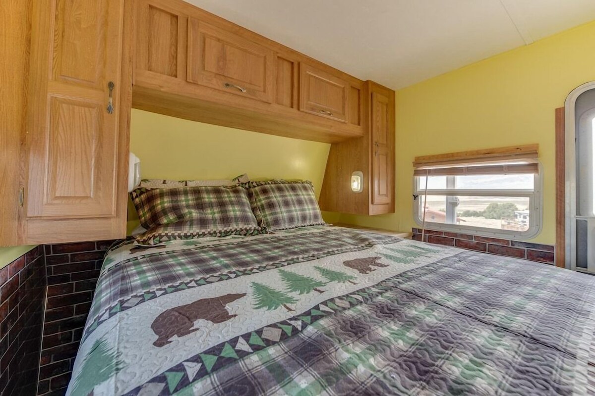 Blackout drapes, WiFi (free), bed sheets