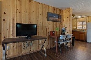 Suite, Ensuite (Deluxe Plus with Kitchen) | Blackout drapes, free WiFi, bed sheets - Great Sand Dunes Lodge (Mosca)