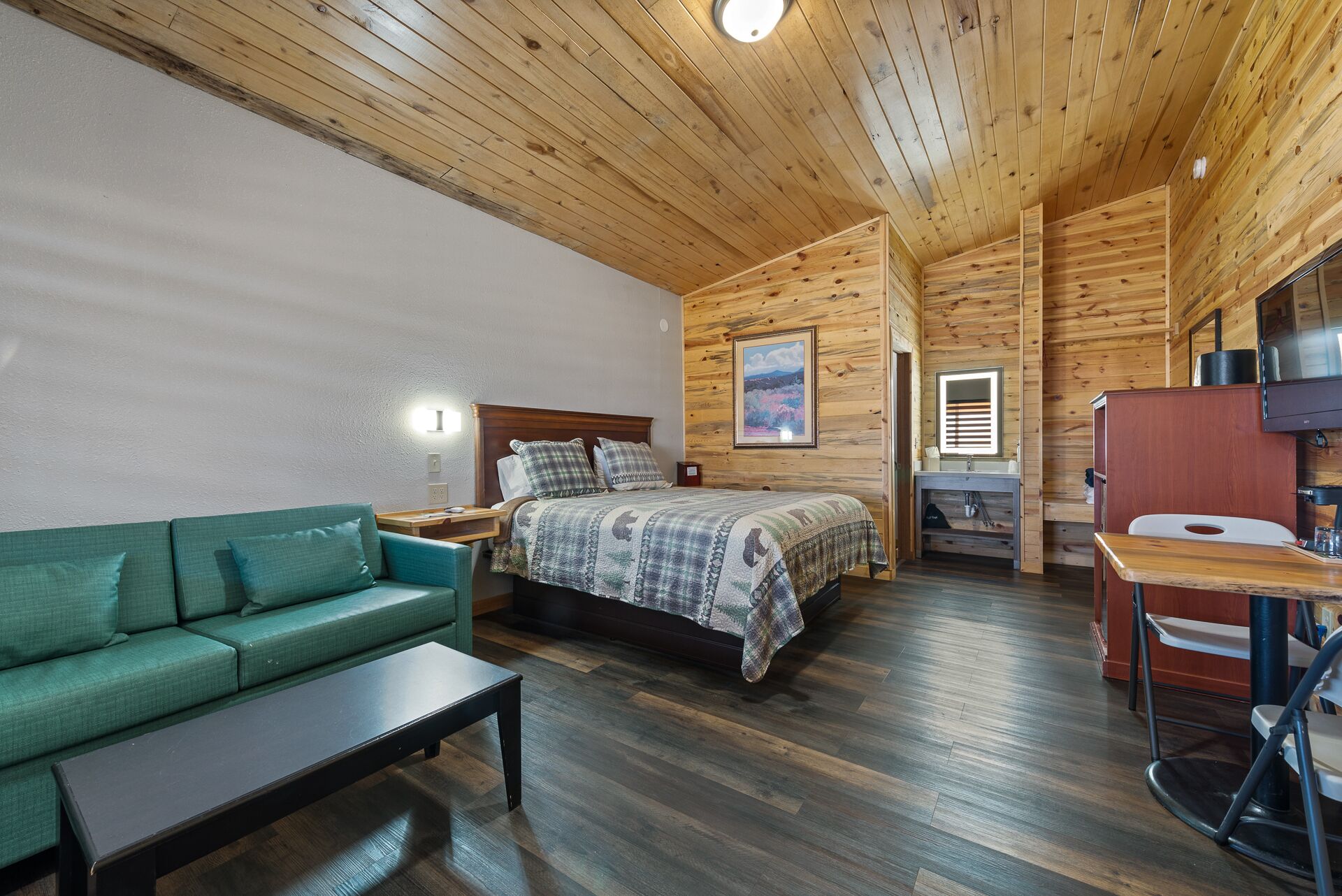 Deluxe Plus King Room | Blackout drapes, free WiFi, bed sheets