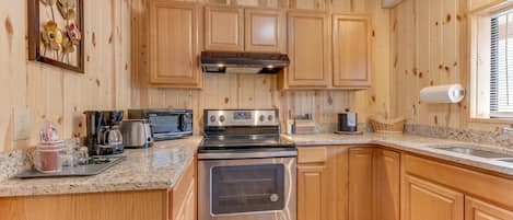 Suite, Ensuite (Deluxe Plus with Kitchen) | Private kitchen | Coffee/tea maker