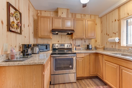 Suite, Ensuite (Deluxe Plus with Kitchen) | Private kitchen | Coffee/tea maker