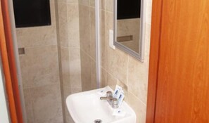 Quarto casal | Banheiro | Chuveiro, produtos de toalete grátis, toalhas de banho, sabonete