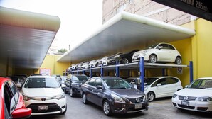Een parkeergarage met meerdere verdiepingen, waarop verschillende auto's staan geparkeerd.