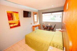 Bureau, fer et planche à repasser, Wi-Fi gratuit, draps fournis