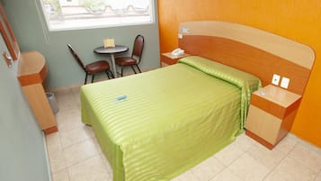 Dobbeltværelse | Skrivebord, strygejern/strygebræt, gratis Wi-Fi, sengetøj