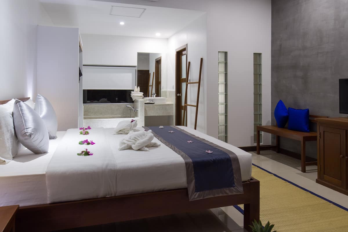 Roupas de cama premium, frigobar, cofres nos quartos, escrivaninha