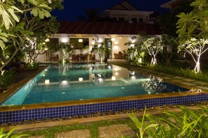 Kolam renang outdoor, dengan payung kolam renang dan kursi berjemur