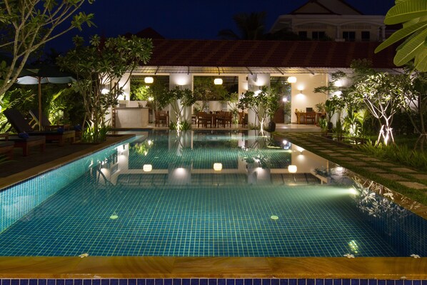 Kolam renang outdoor, dengan payung kolam renang dan kursi berjemur
