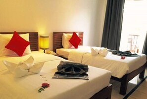 Kamar Twin Deluks, pemandangan resor | Seprai premium, minibar, brankas, dan meja kerja