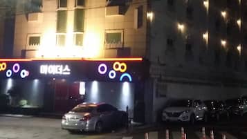 住宿正面 (夜晚)