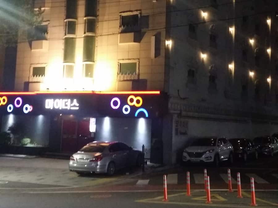 Fachada del alojamiento - Noche