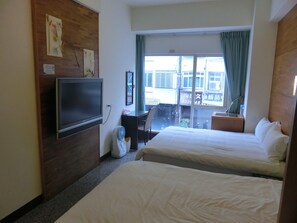 202 街景四人房 | 办公桌、遮光窗帘、免费 WiFi、床单