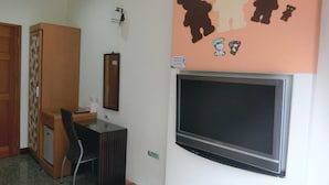 A room with a desk, chair, and a television mounted on the wall. - U-Lu B&B (Hualien City)