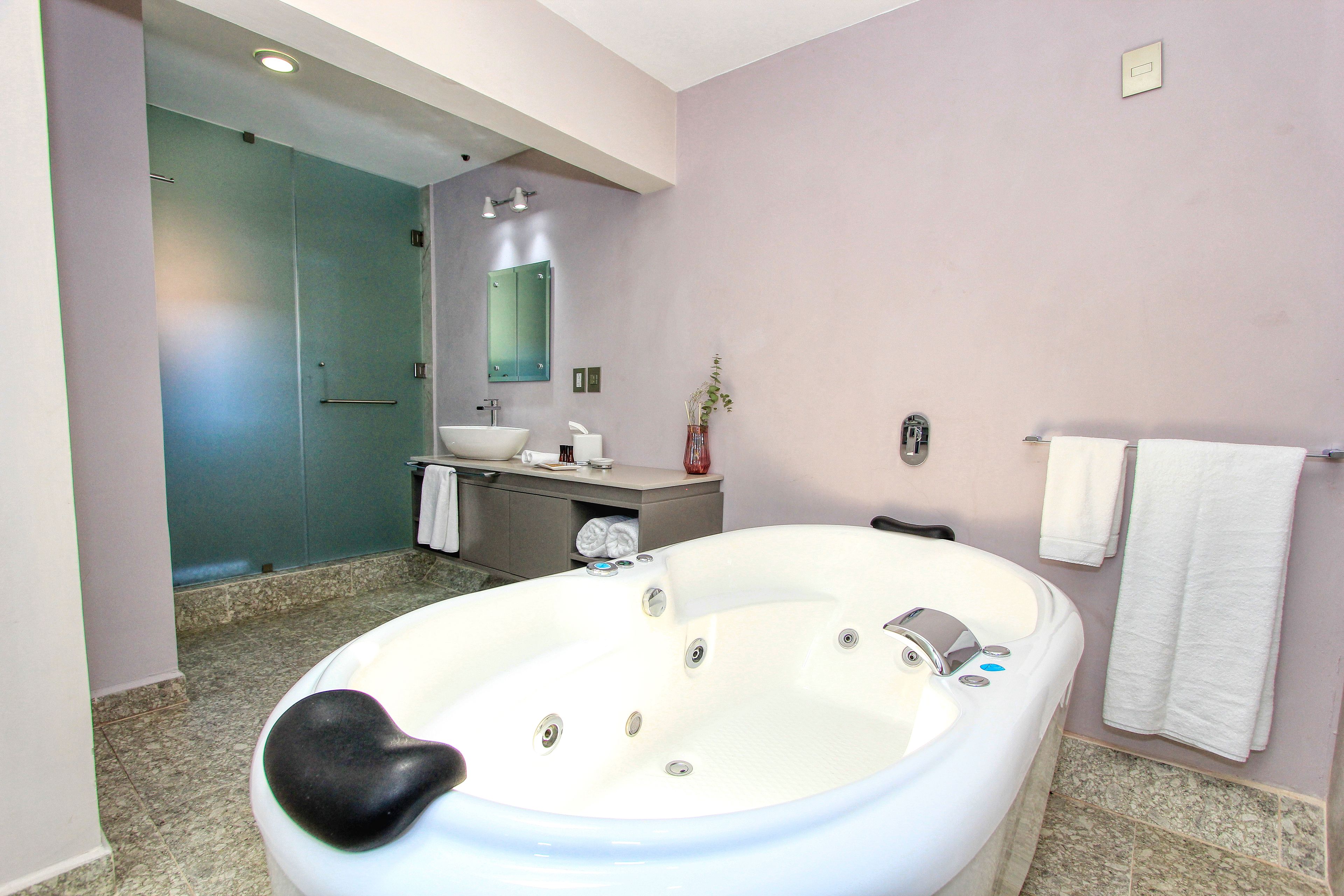 junior suite, 1 king bed (lavanda) | jetted bathtub