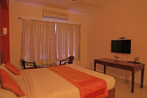 Desk, rollaway beds, free WiFi
