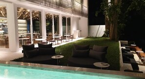 Piscine extérieure, chaises longues