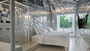 Minibar, caja de seguridad en la habitación y escritorio 