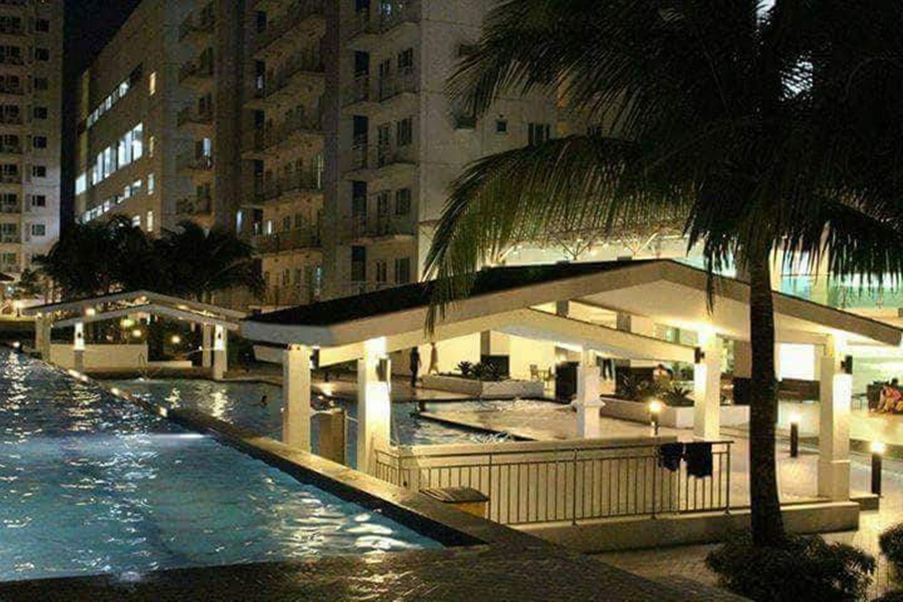 6 outdoor pools