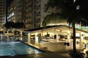 6 outdoor pools