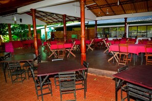 Restaurant - The Senaro Holiday Inn (Hingurakgoda)